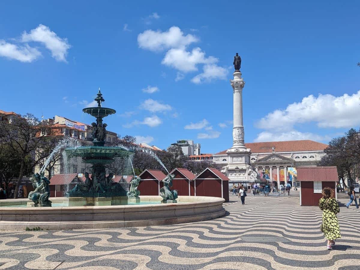 Rund um den Rossio Platz Praca dom Pedro IV herrscht reges Treiben